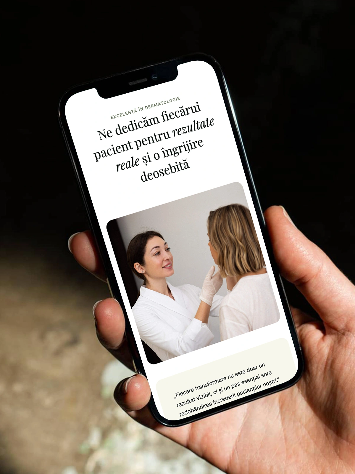 Mockup telefon cu website-ul DermaLux pe mobil – secțiune dedicată îngrijirii fiecărui pacient pentru rezultate reale, cu imagine consultație dermatologică