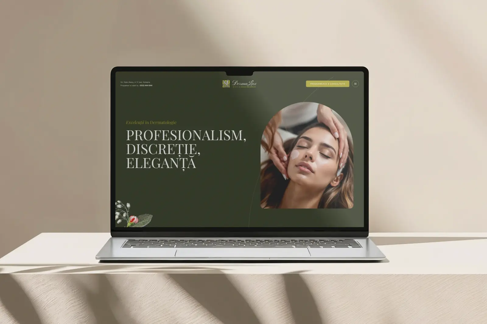 Mockup laptop cu website-ul DermaLux, clinică dermatologică din Iași – secțiunea hero cu mesajul Profesionalism, Discreție, Eleganță
