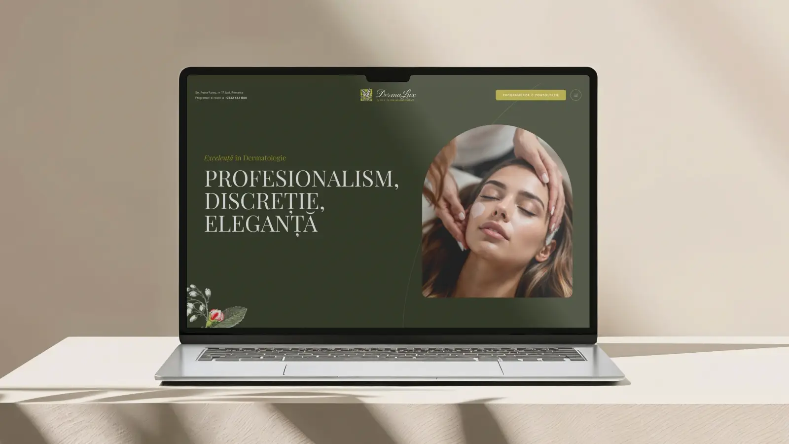 Mockup laptop cu website-ul DermaLux, clinică dermatologică din Iași &ndash; secțiunea hero cu mesajul Profesionalism, Discreție, Eleganță