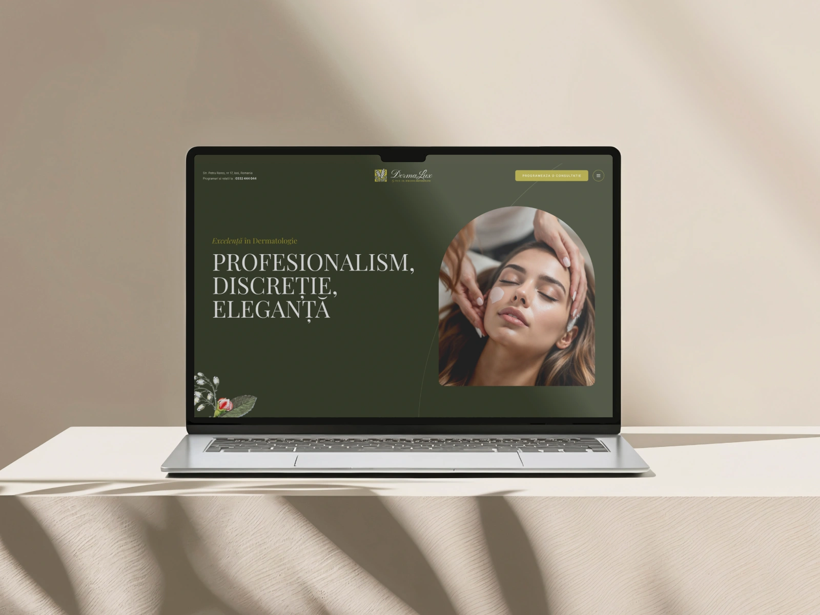 Mockup laptop cu website-ul DermaLux, clinică dermatologică din Iași – secțiunea hero cu mesajul Profesionalism, Discreție, Eleganță